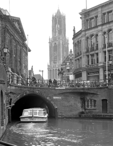 83652 Gezicht op de Stadhuisbrug over de Oudegracht te Utrecht, uit het noordwesten, met een rondvaartboot. Links het ...